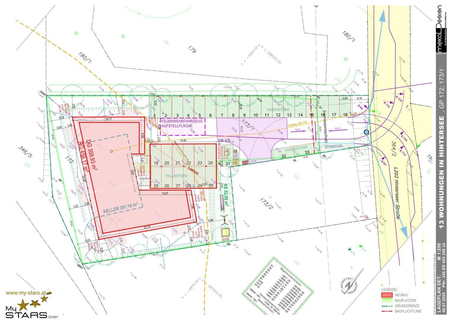Detaillierter Lageplan mit Gebäudegrundriss, Kellerbereich und Parkplatzanordnung.