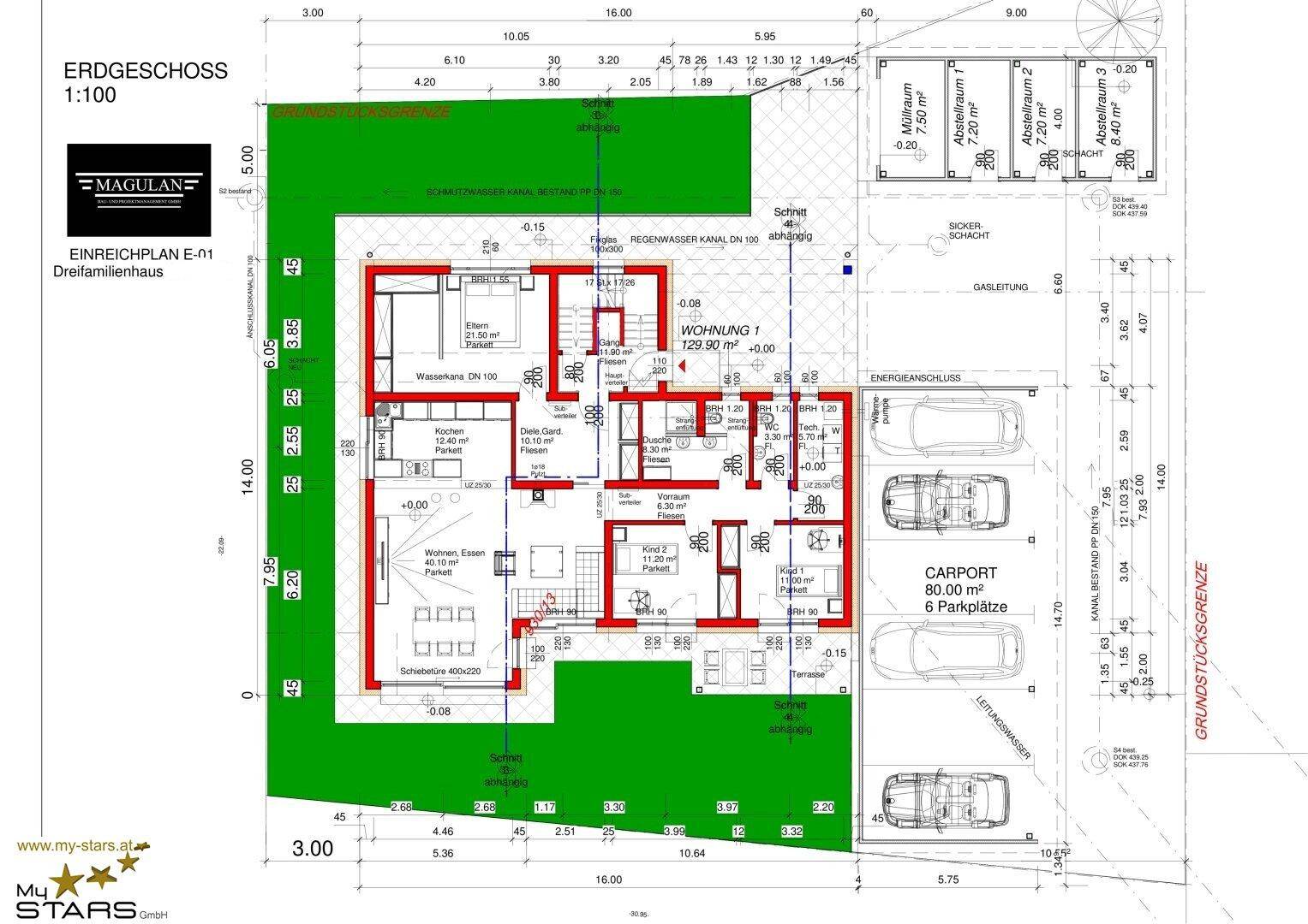 Grundriss des Erdgeschosses mit offener Wohnküche, drei Schlafzimmern und Carport für mehrere Fahrzeuge.