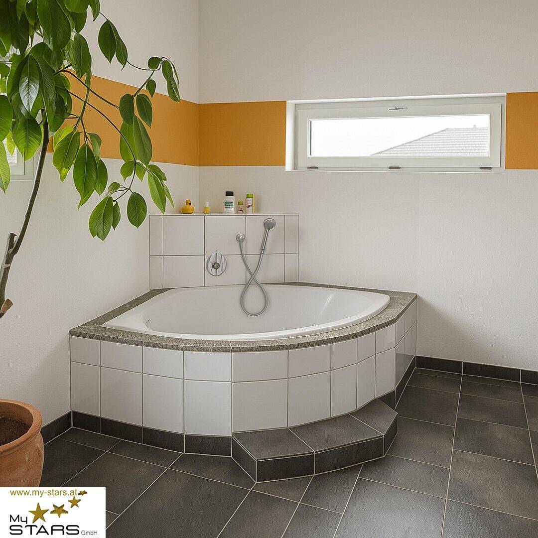 Badezimmer mit gefliester Eckbadewanne und einem Fenster für Tageslicht.