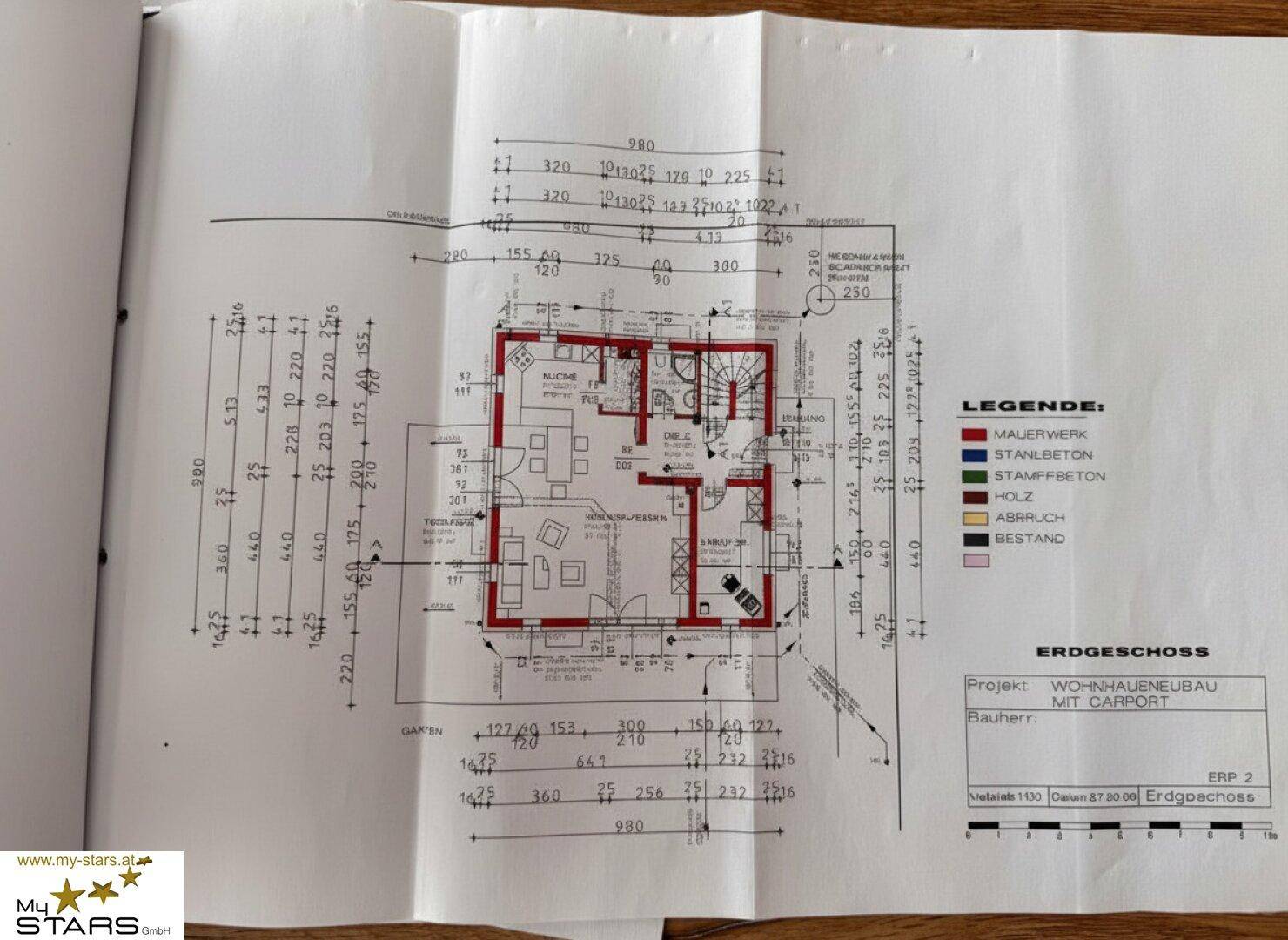 Grundrissplan des Erdgeschosses mit Wohnbereich, Küche und weiteren Räumen.
