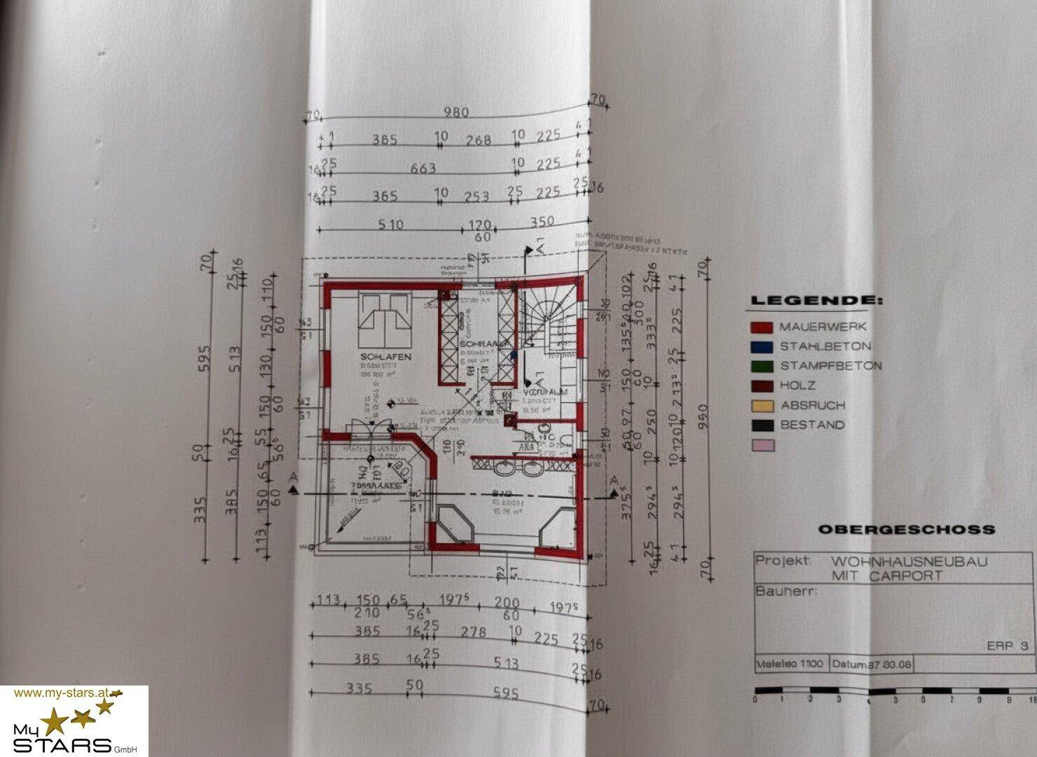 Grundrissplan des Obergeschosses mit Schlafzimmern und Badezimmer, inklusive Treppenaufgang.