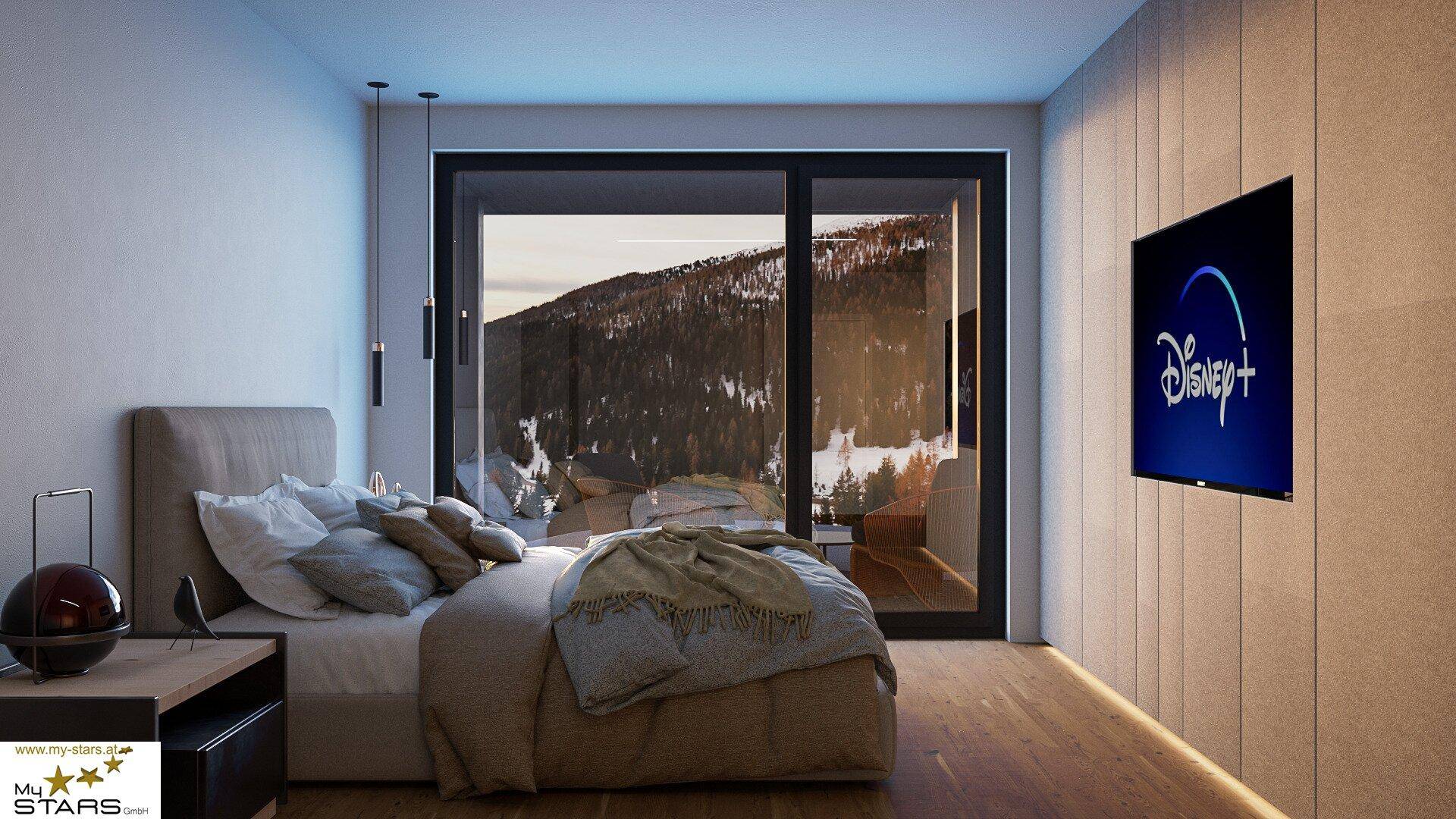 Schlafzimmer mit großzügiger Glasschiebetür, die Zugang zu einem Balkon und Bergblick bietet.