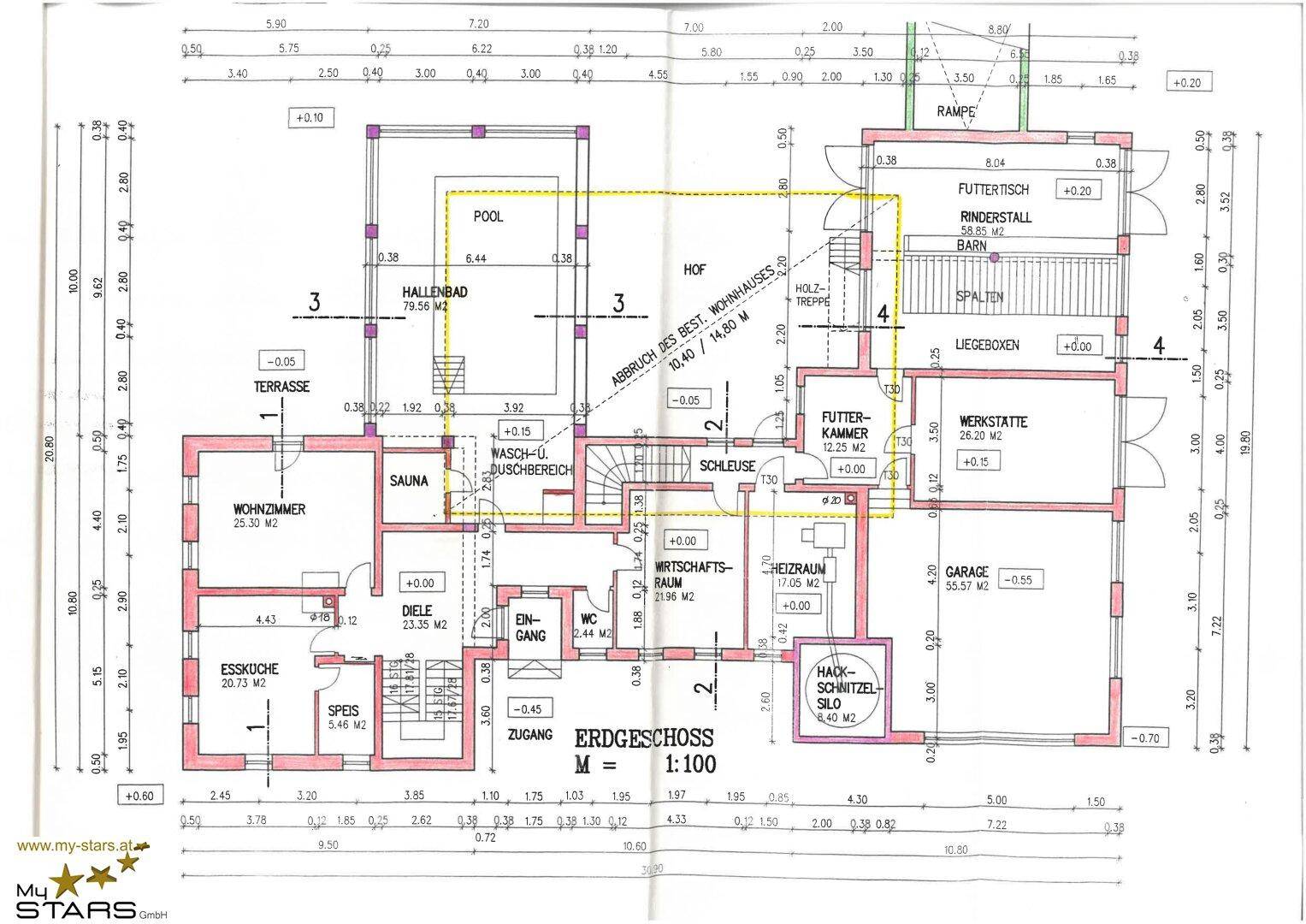 Grundriss des Erdgeschosses mit Wohnzimmer, Essküche, Sauna, Halle und Garage.