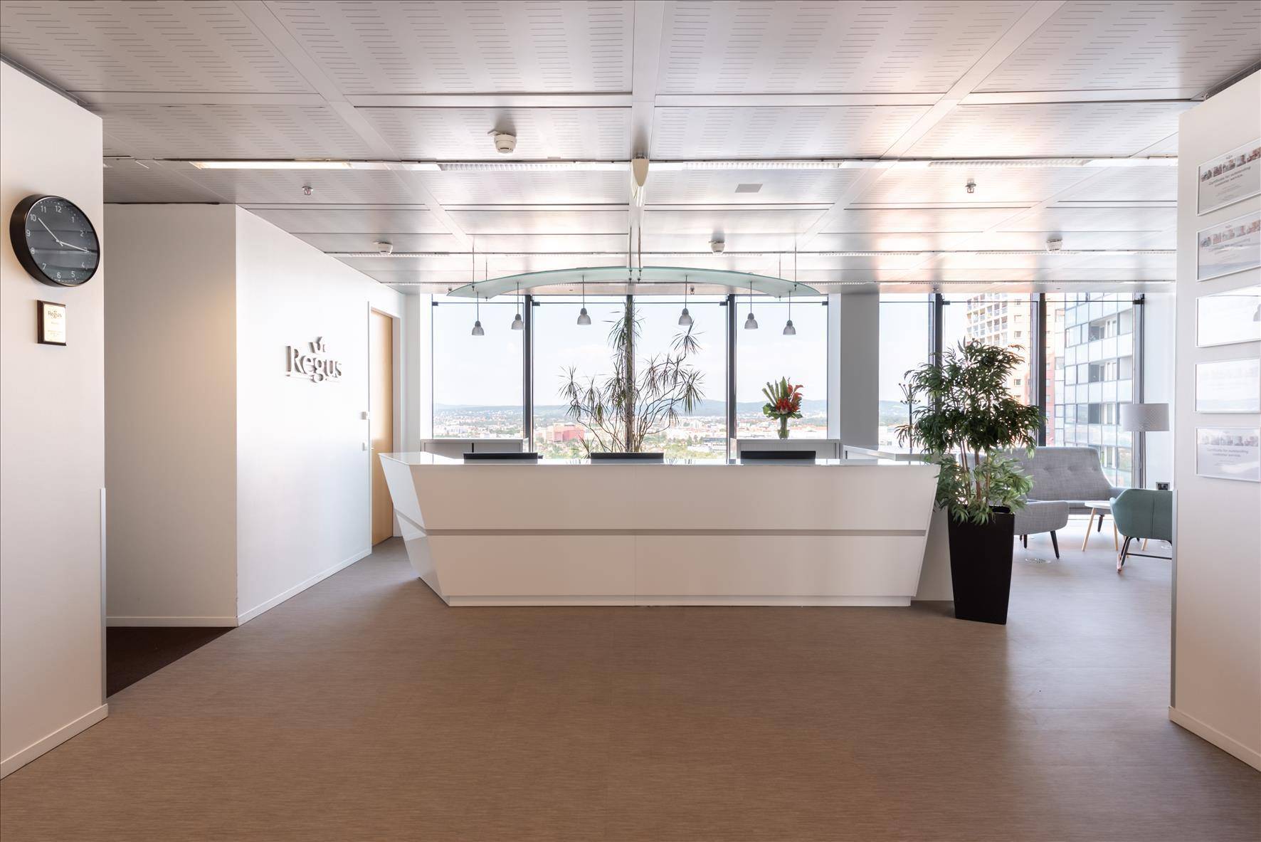 All-inclusive-Zugang zu professionellen Büroräumen für 4 Personen in Regus Twin Towers - Veel