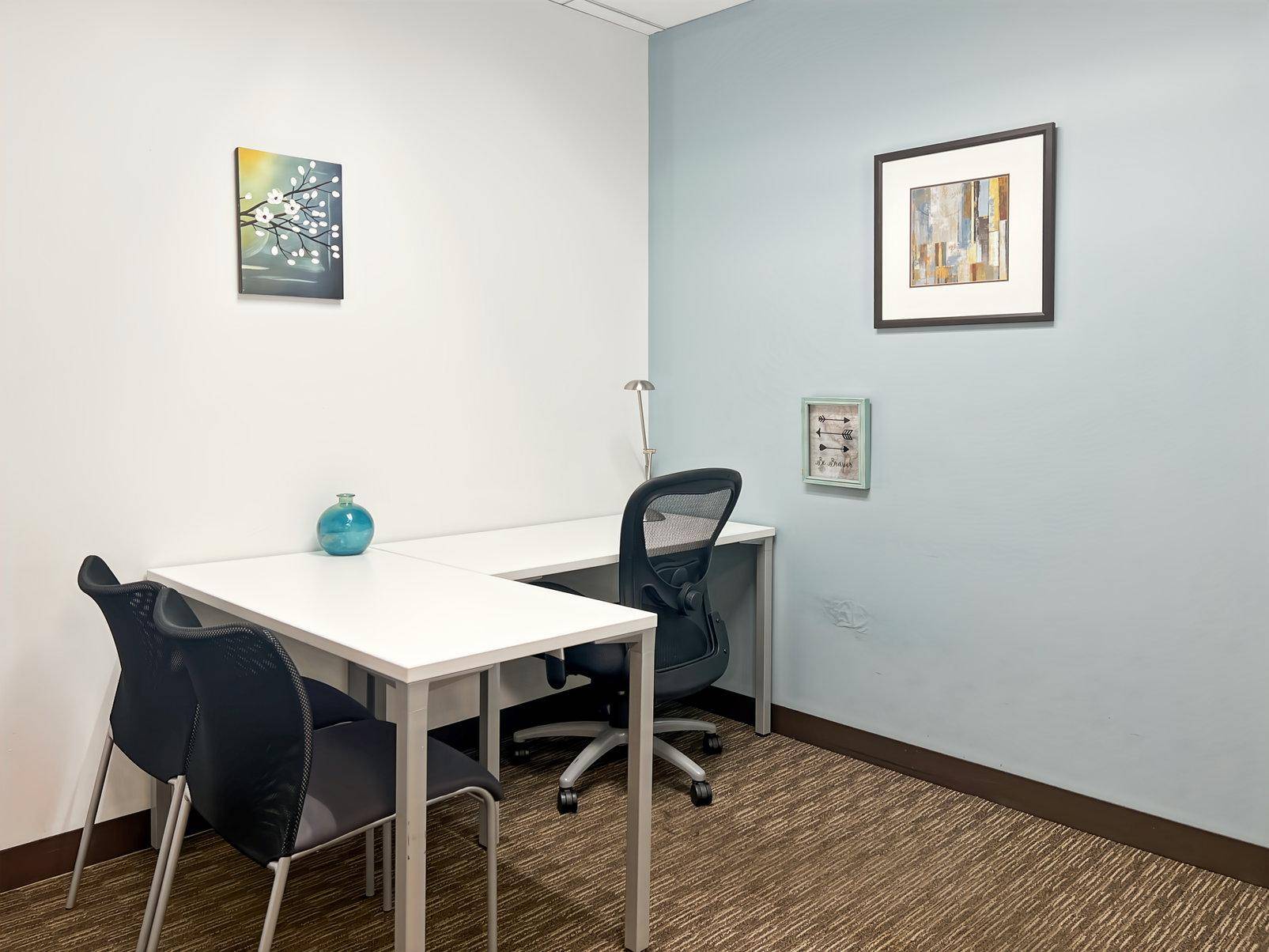 Kleines, privates Büro mit Eckschreibtisch, Bürostuhl und dezenter Wanddekoration in ruhiger Atmosphäre.