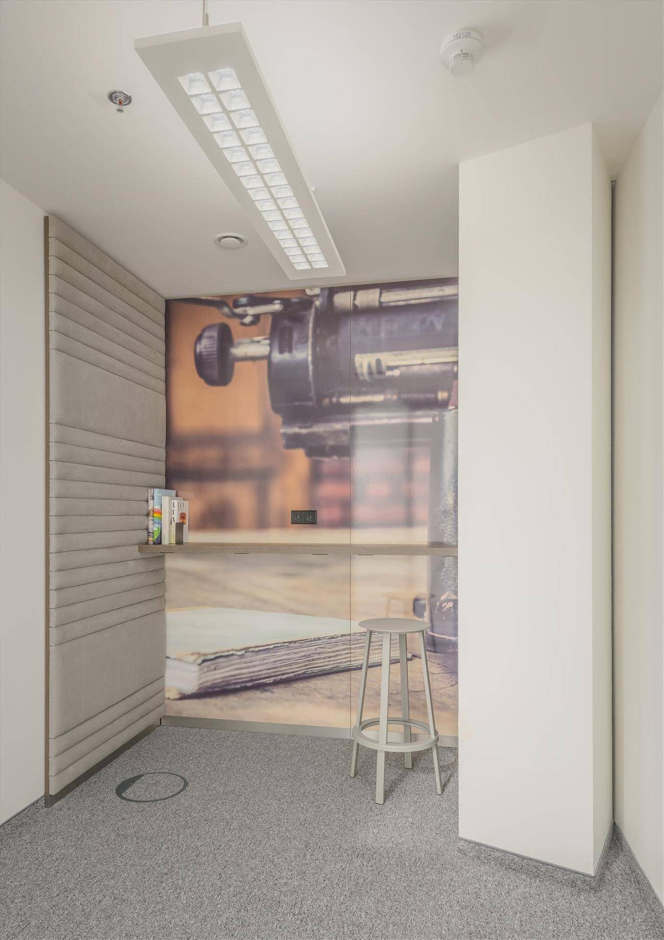 Kleine, schallgedämmte Kabine mit Hocker und Wandpaneelen für konzentriertes Arbeiten oder Telefonate.