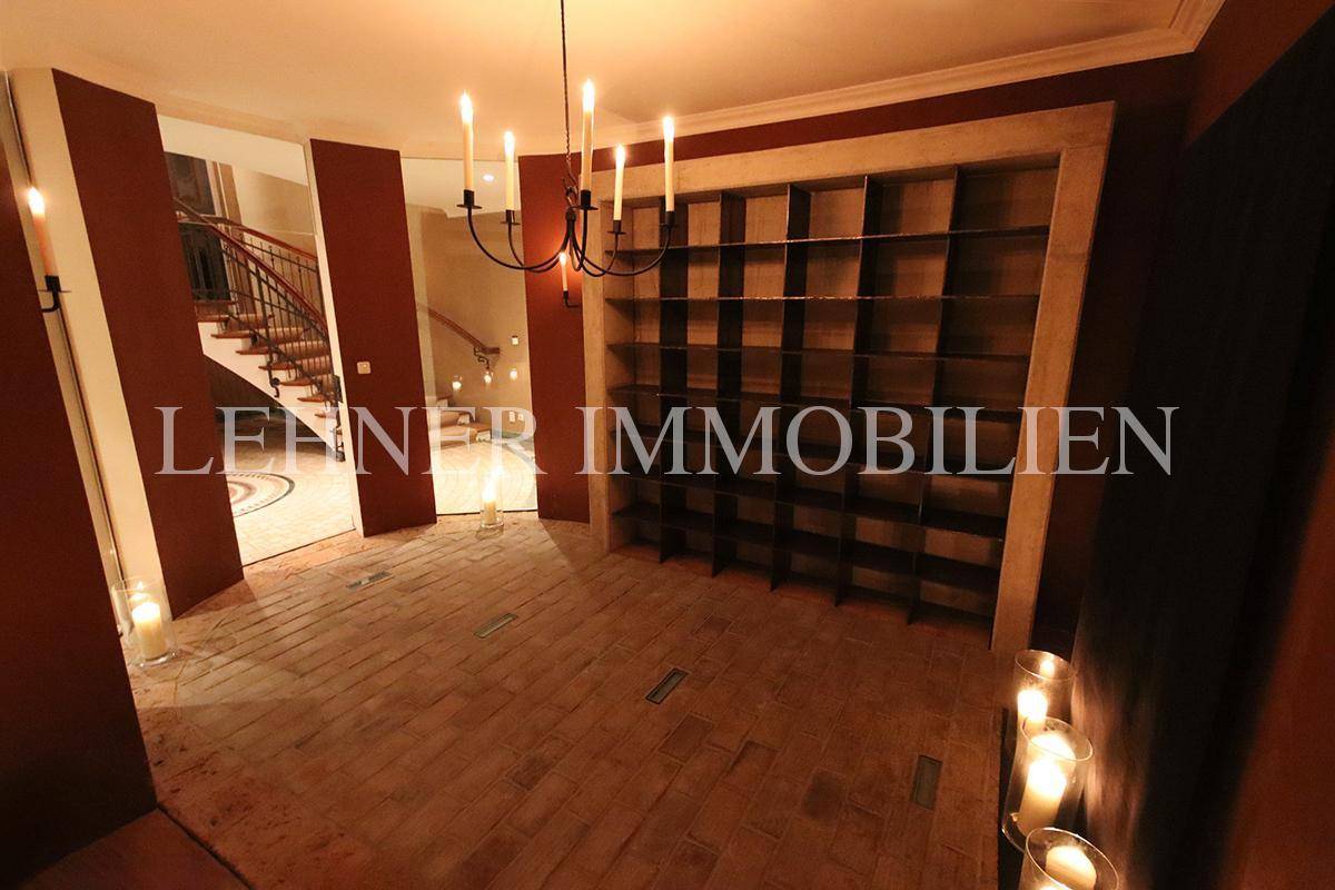 Rustikaler Weinkeller mit Ziegelboden, Regalen und Kerzenbeleuchtung, die eine gemütliche Atmosphäre schafft.