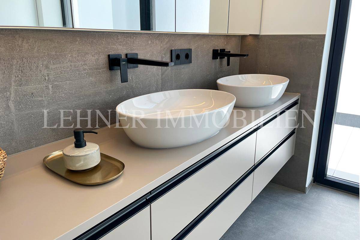 Modernes Badezimmer mit Doppelwaschbecken und großem Spiegelschrank.