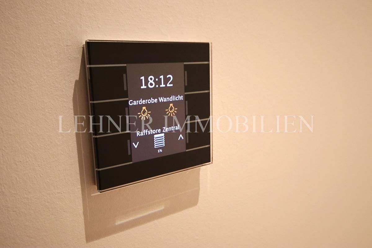 Modernes Smart-Home-Bedienfeld zur Steuerung von Licht und Raffstores im Haus.