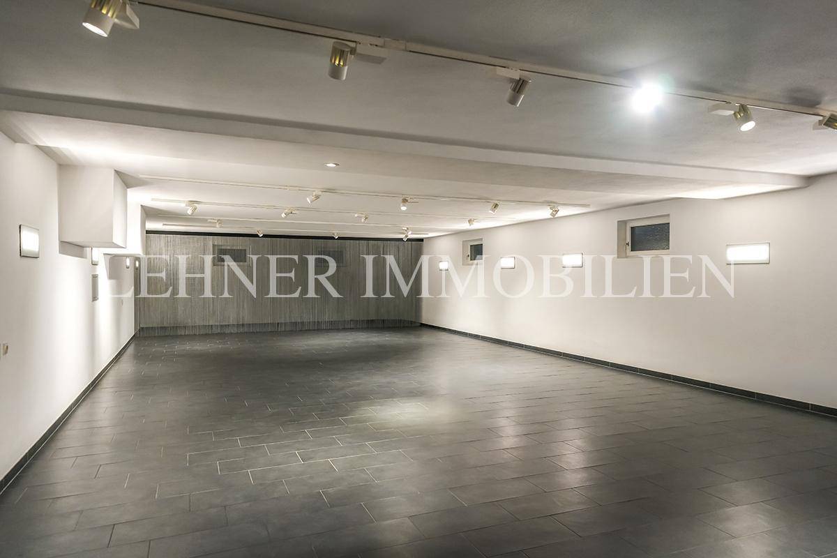 Große Tiefgarage mit Fliesenboden, integrierter Beleuchtung und viel Stauraum.