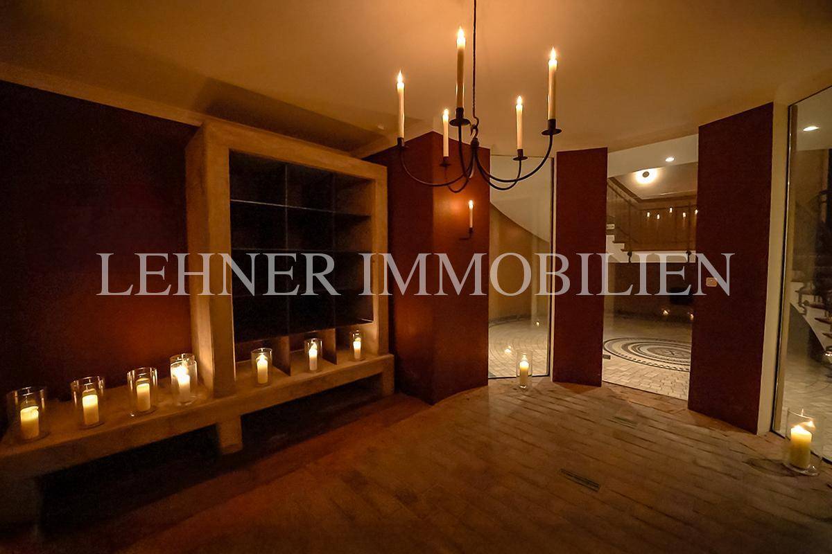 Gemütlicher Weinkeller mit Ziegelboden, Weinregalen und stimmungsvoller Kerzenbeleuchtung.