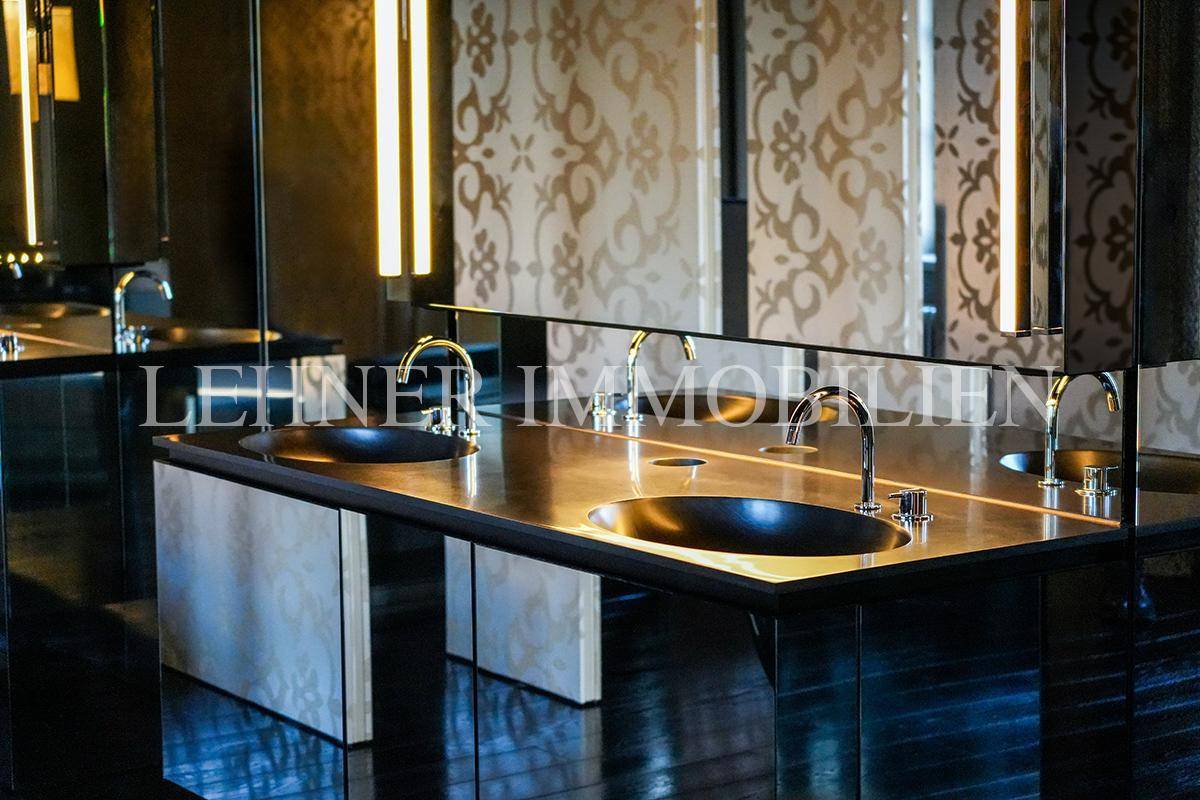 Detailansicht der modernen Doppelwaschbecken mit eleganten Armaturen und Spiegelflächen.