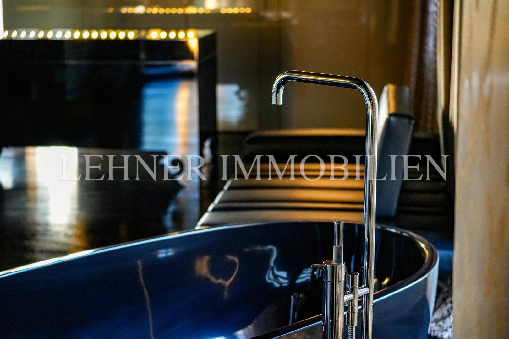 Detailansicht der modernen Armatur an der freistehenden Badewanne in luxuriösem Badezimmer.