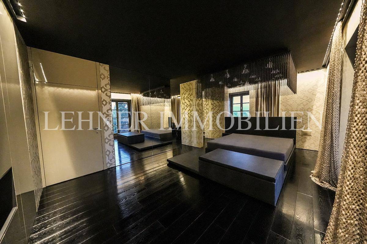 Elegantes Schlafzimmer mit dunklem Holzboden, Podestbetten und dekorativer Wandgestaltung.