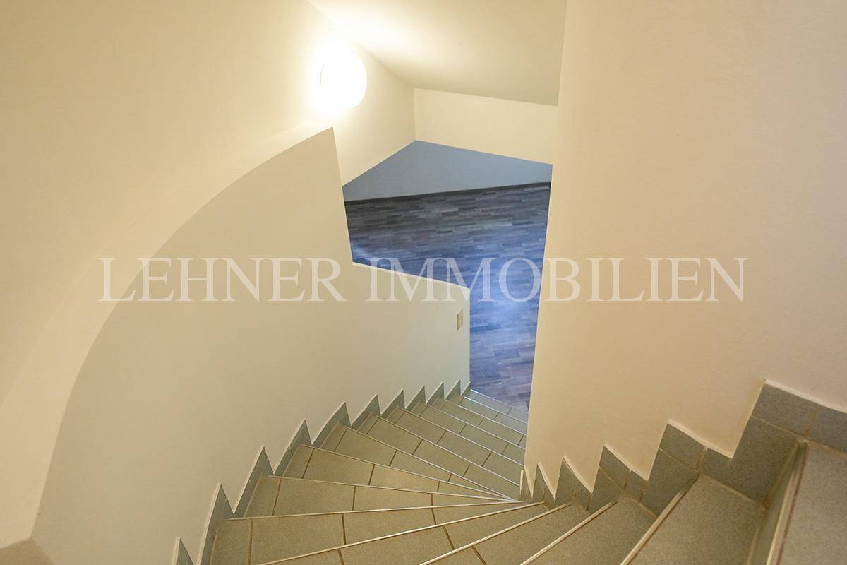 Treppe zum Kellergeschoss mit Fliesenboden und schlichter Gestaltung.