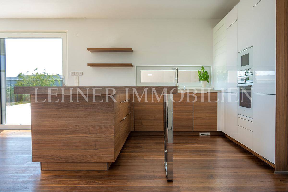 Stilvolle Küche mit Holzschubladen, weißer Arbeitsplatte und praktischem Fenster über der Spüle.