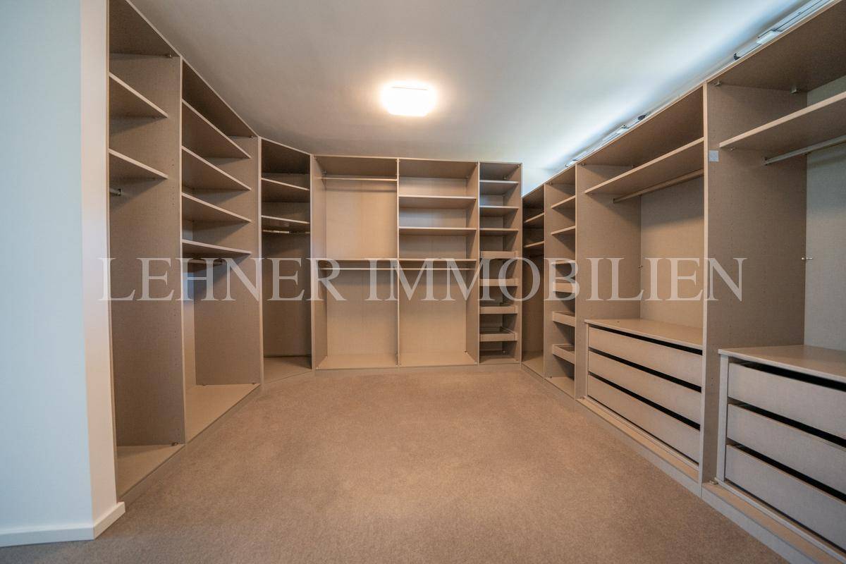 Umfangreicher begehbarer Kleiderschrank mit vielen Fächern, Schubladen und Hängemöglichkeiten.