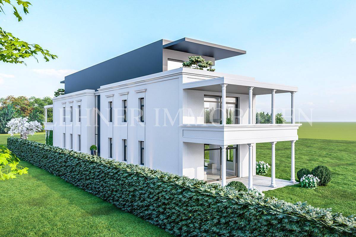 Seitenansicht einer modernen Villa mit gepflegter Hecke und weitläufigem Rasen unter blauem Himmel.