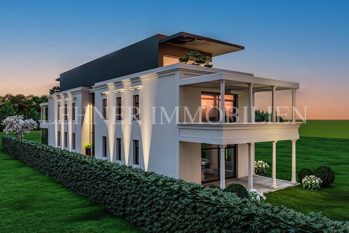 Eine moderne Villa mit gepflegter Hecke und großem Rasenbereich bei Sonnenuntergang.