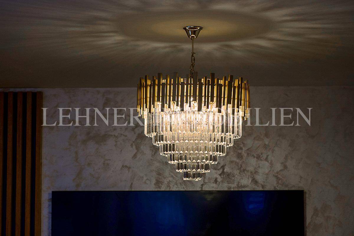 Detailaufnahme eines eleganten Kronleuchters mit goldenen und gläsernen Elementen.