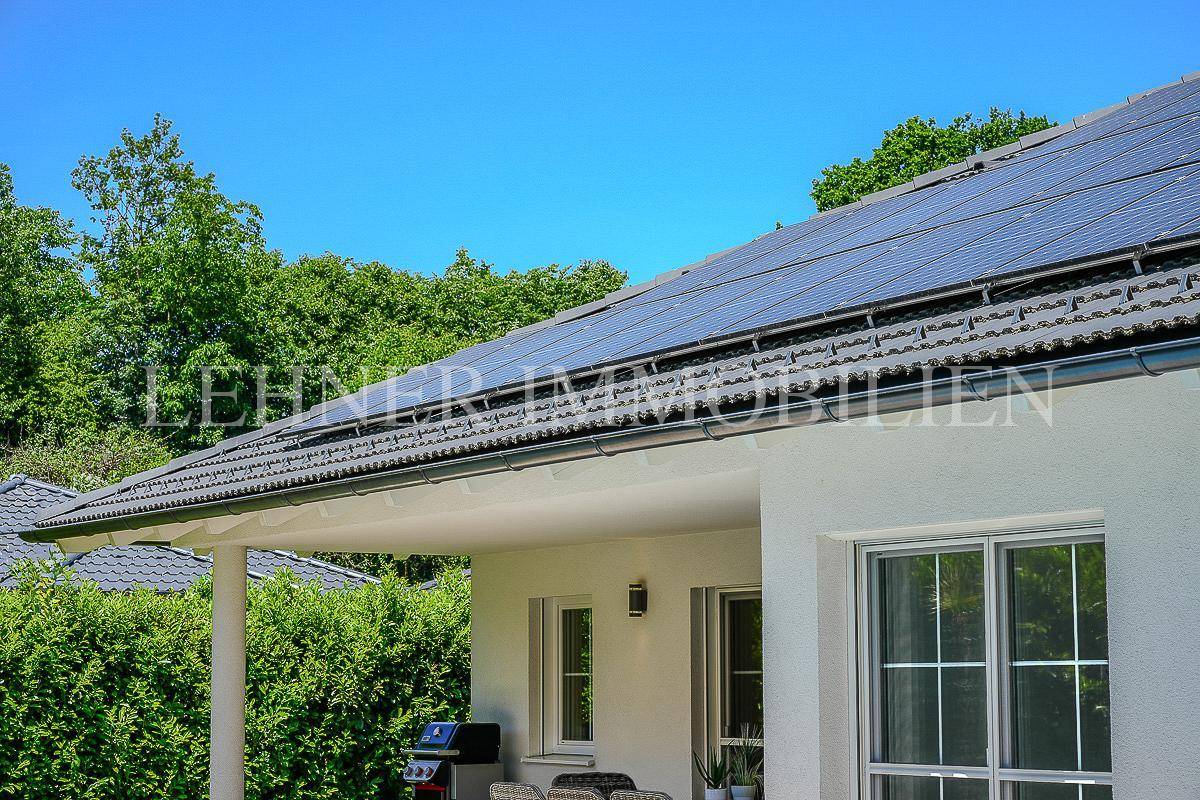Dachfläche des Hauses mit installierten Photovoltaik-Modulen zur nachhaltigen Energiegewinnung.