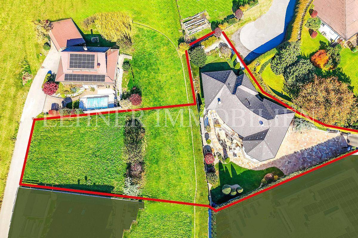 Luftaufnahme des Anwesens mit Grundstücksgrenzen, Villa und angrenzendem Poolbereich des Nachbarn.