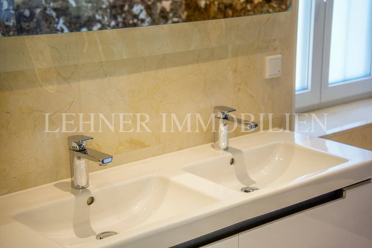 Detailansicht des modernen Doppelwaschbeckens mit stilvollen Armaturen im Badezimmer.