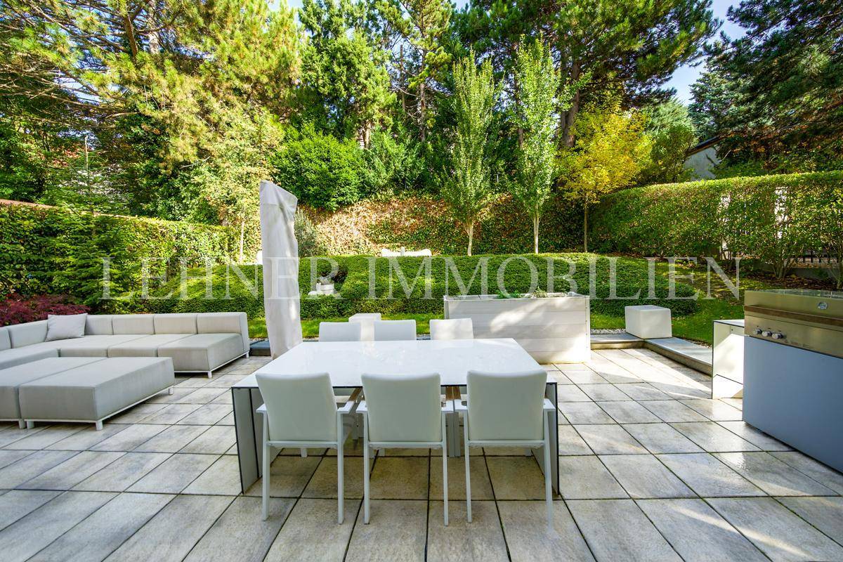 Große Terrasse mit Essgruppe und Lounge-Bereich, perfekt für Mahlzeiten und Entspannung im Grünen.