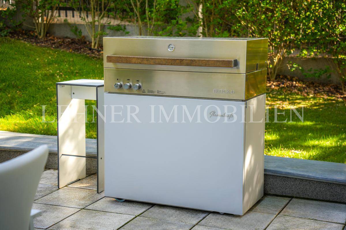 Hochwertiger Gasgrill auf der Terrasse, bereit für gesellige Grillabende im Freien.