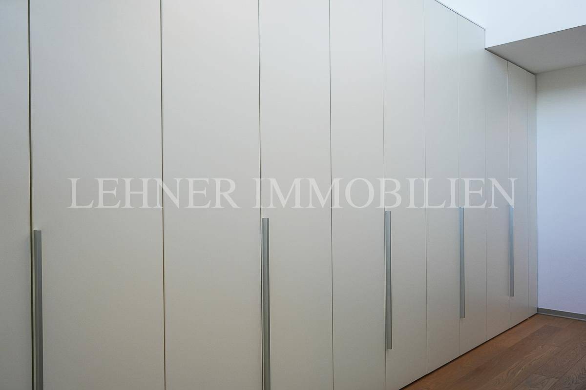 Detailansicht der modernen Einbauschränke mit eleganten Griffen, die viel Stauraum bieten.