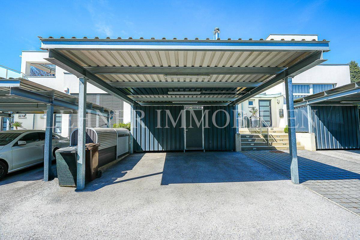 Geräumiger Carport mit zwei Stellplätzen, der Schutz für Fahrzeuge bietet.