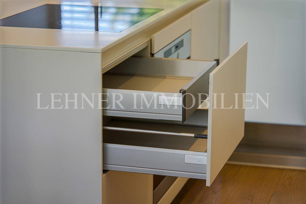 Moderne Küchenschubladen mit integriertem Induktionskochfeld, die Funktionalität und schlichtes Design vereinen.