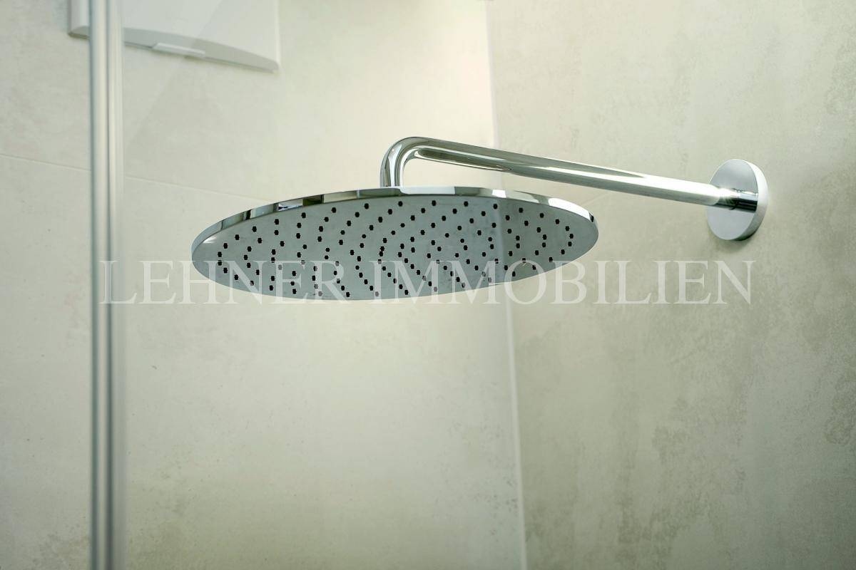 Regendusche in einer modernen Duschkabine mit minimalistischem Design.