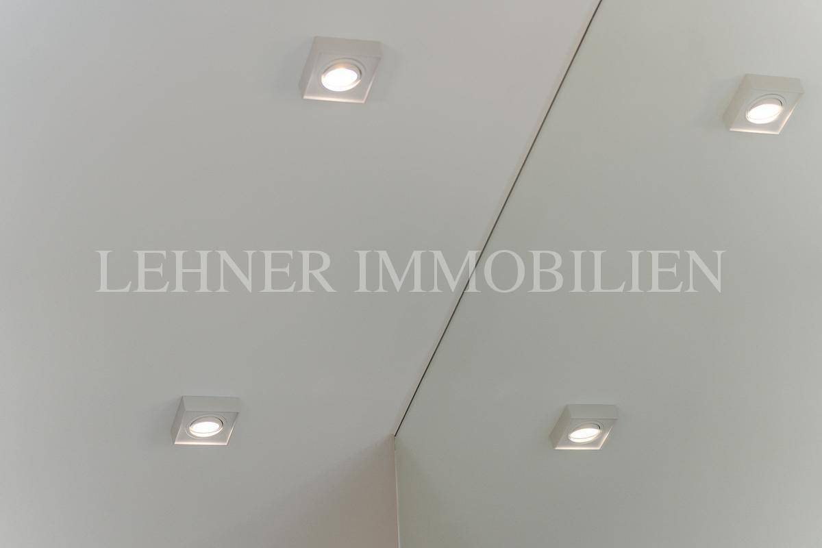 Detailaufnahme von modernen, quadratischen Einbaustrahlern in einer weißen Decke.