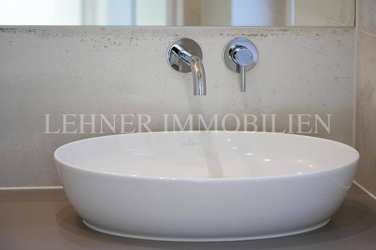 Detailansicht des modernen Aufsatzwaschbeckens mit Wandarmatur in einem stilvollen Badezimmer.