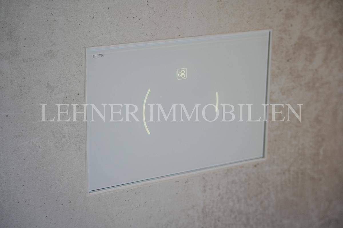 Moderne WC-Spülplatte mit elegantem Design und glänzender Oberfläche.