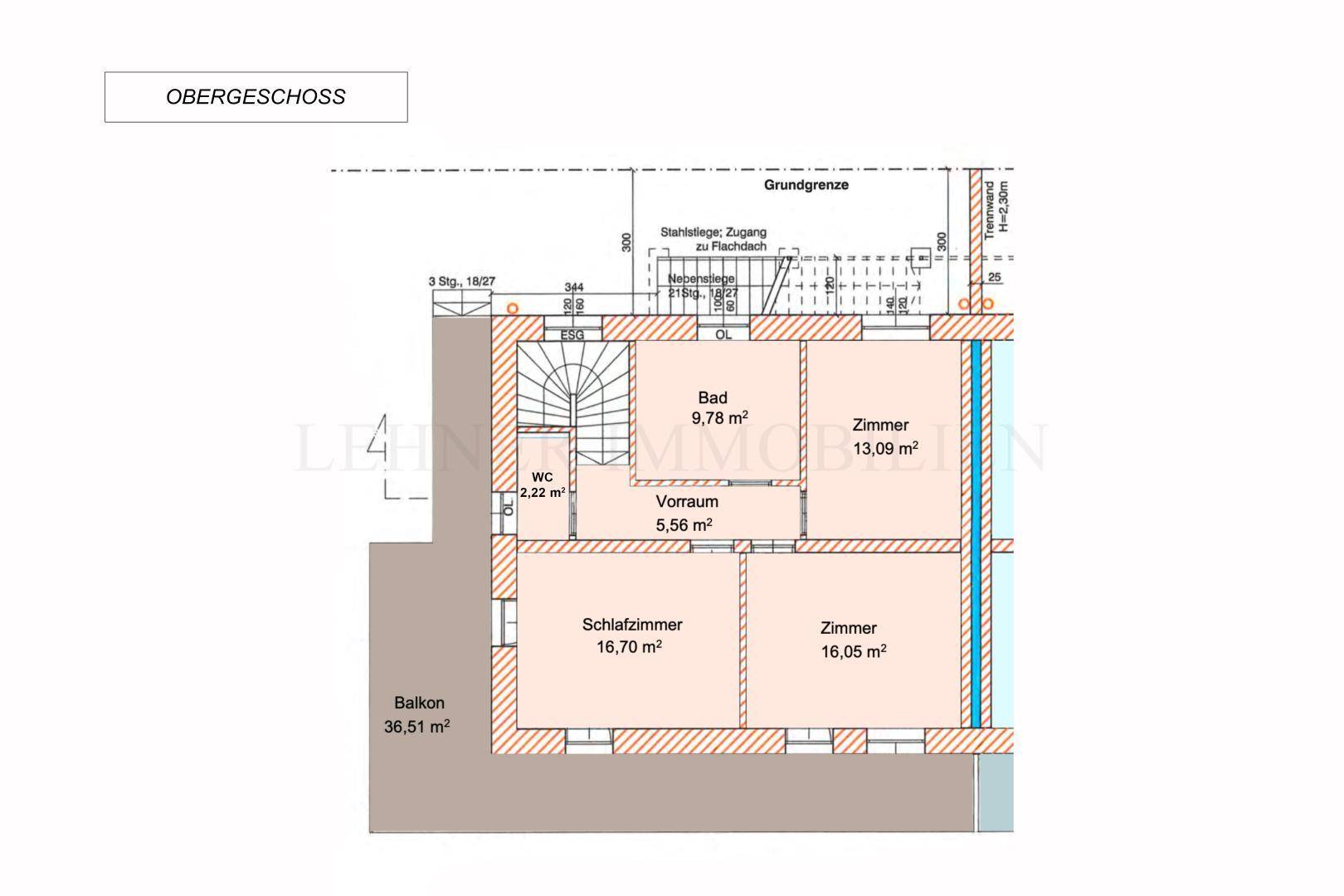 Grundriss des Obergeschosses mit Schlafzimmern, Bad und großem Balkon.