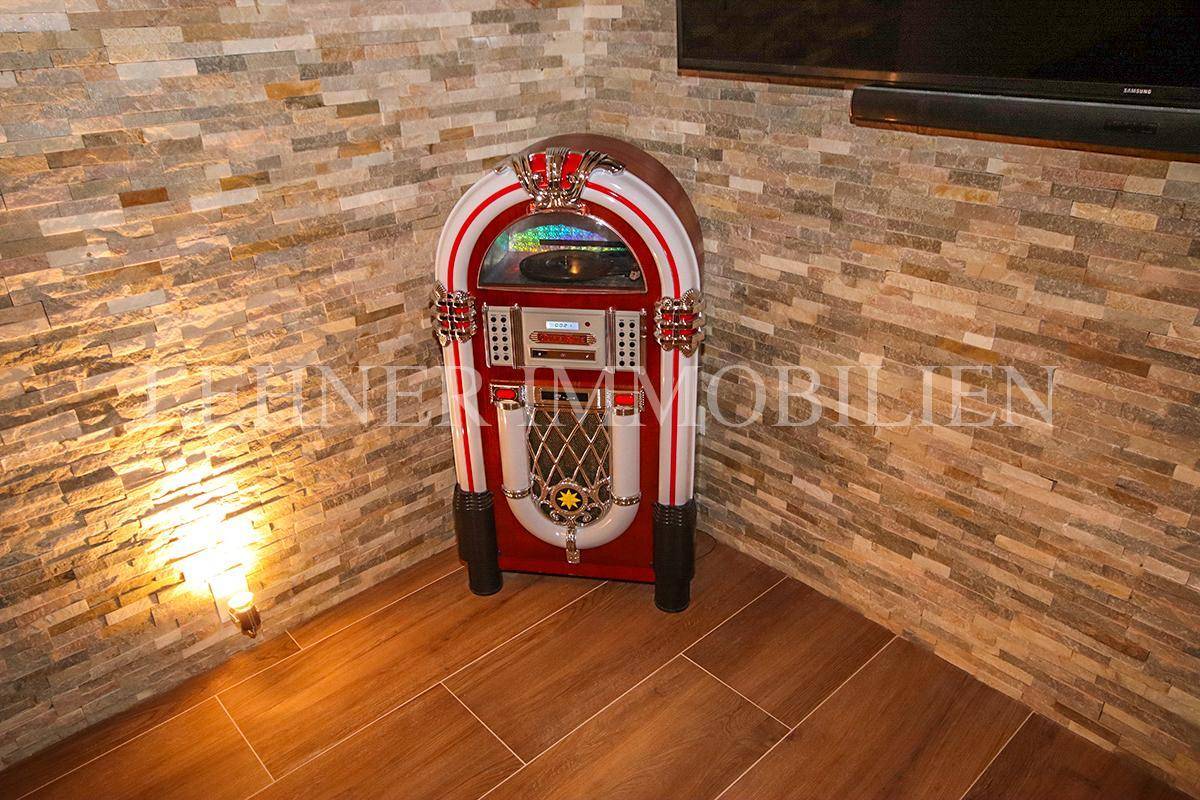 Detailansicht einer klassischen Jukebox in einem stilvollen Hobbyraum.