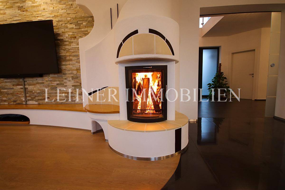 Detailansicht des modernen Kamins mit brennendem Feuer und Holzboden.