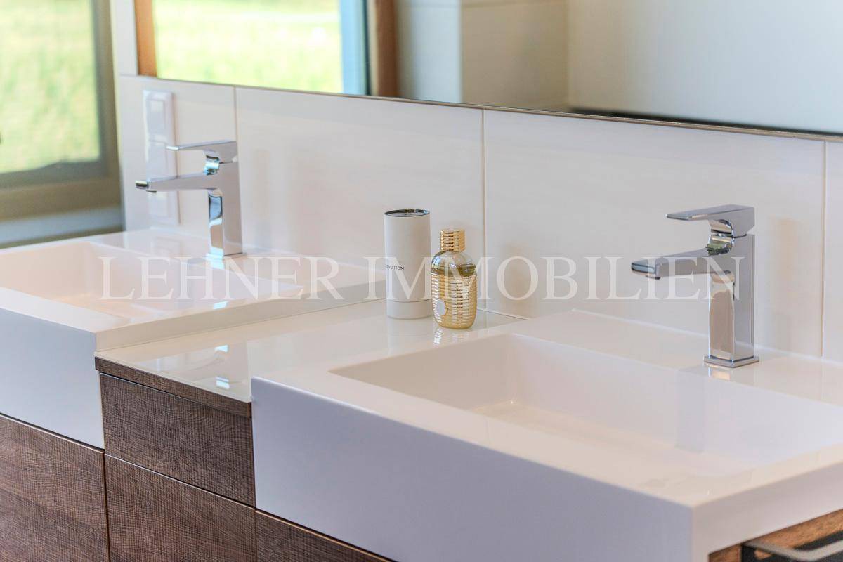 Doppelwaschbecken mit modernen Armaturen und minimalistischem Design im Badezimmer.