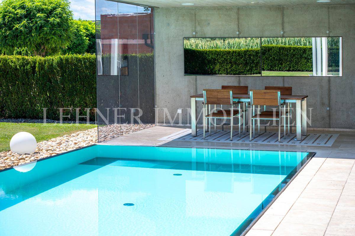 Überdachter Essbereich im Freien direkt am Pool, ideal für Mahlzeiten im Sommer.