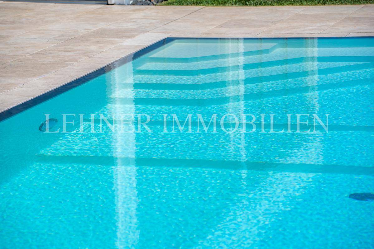 Klares, blaues Schwimmbecken mit sichtbaren Stufen für einfachen Zugang.