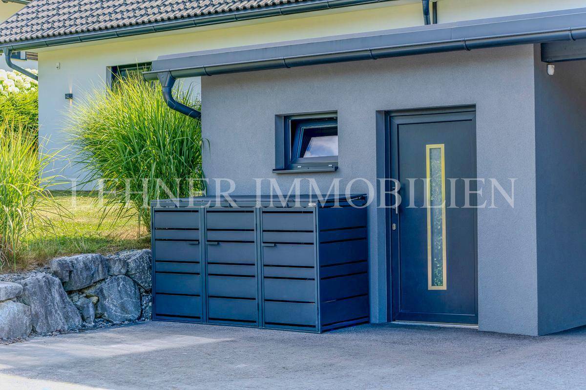 Eingangsbereich des Hauses mit modernen Briefkästen und einer stilvollen Haustür.