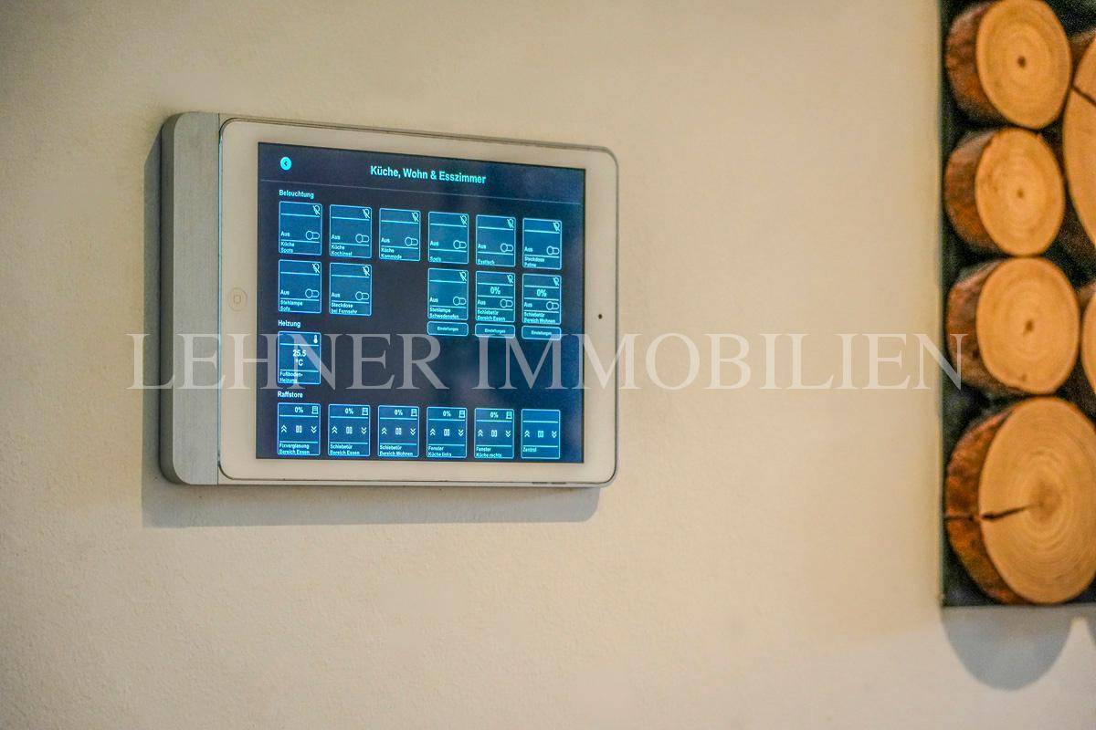 Smart-Home-Steuerungssystem an der Wand für Beleuchtung und Heizung in verschiedenen Räumen.