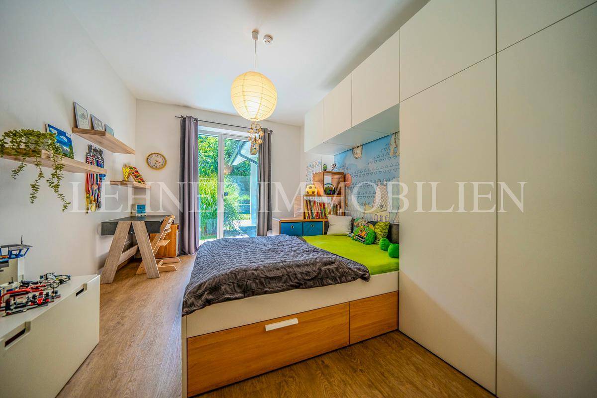 Kinderzimmer mit integriertem Bett, Stauraum und Zugang zum Gartenbereich.