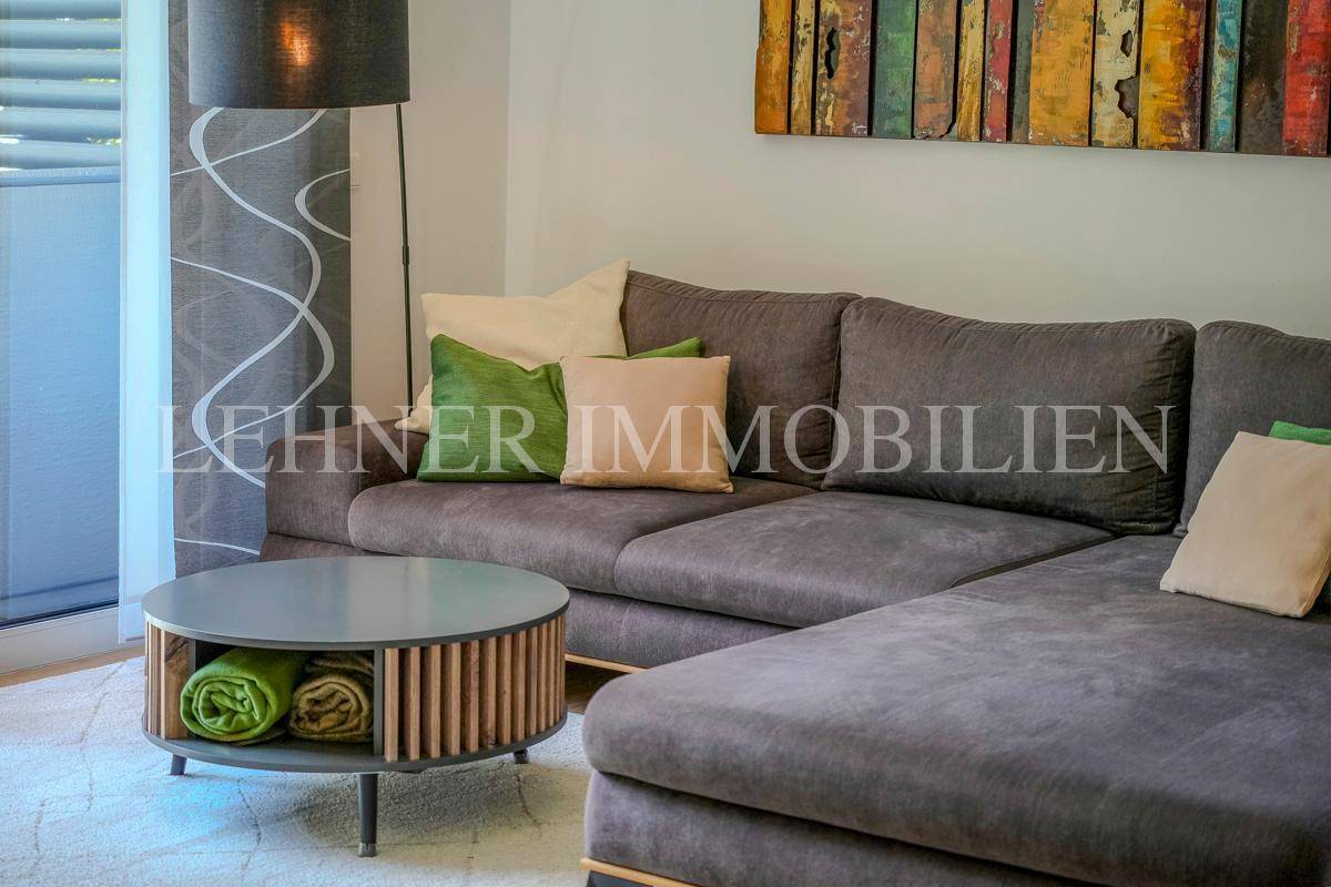 Detailansicht des bequemen Sofas mit Kissen und modernem Couchtisch im Wohnzimmer.