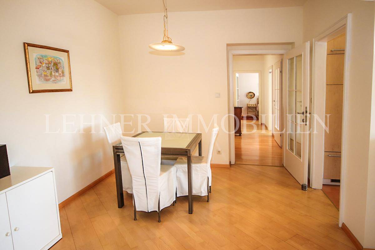 Gemütlicher Essbereich mit Tisch und Stühlen, ideal für gemeinsame Mahlzeiten.