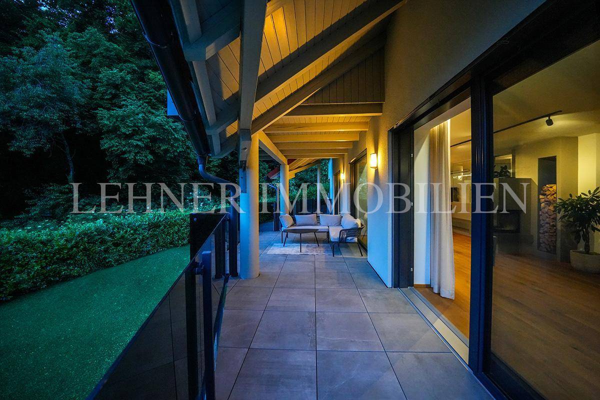 Überdachte Terrasse mit Blick auf den Garten, ideal für ruhige Stunden am Abend.