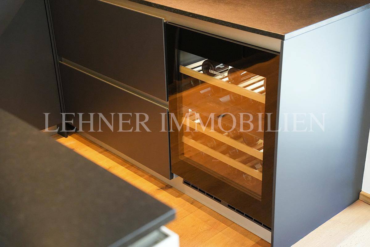 Integrierter Weinkühlschrank in der modernen Küche, ideal für Weinliebhaber.