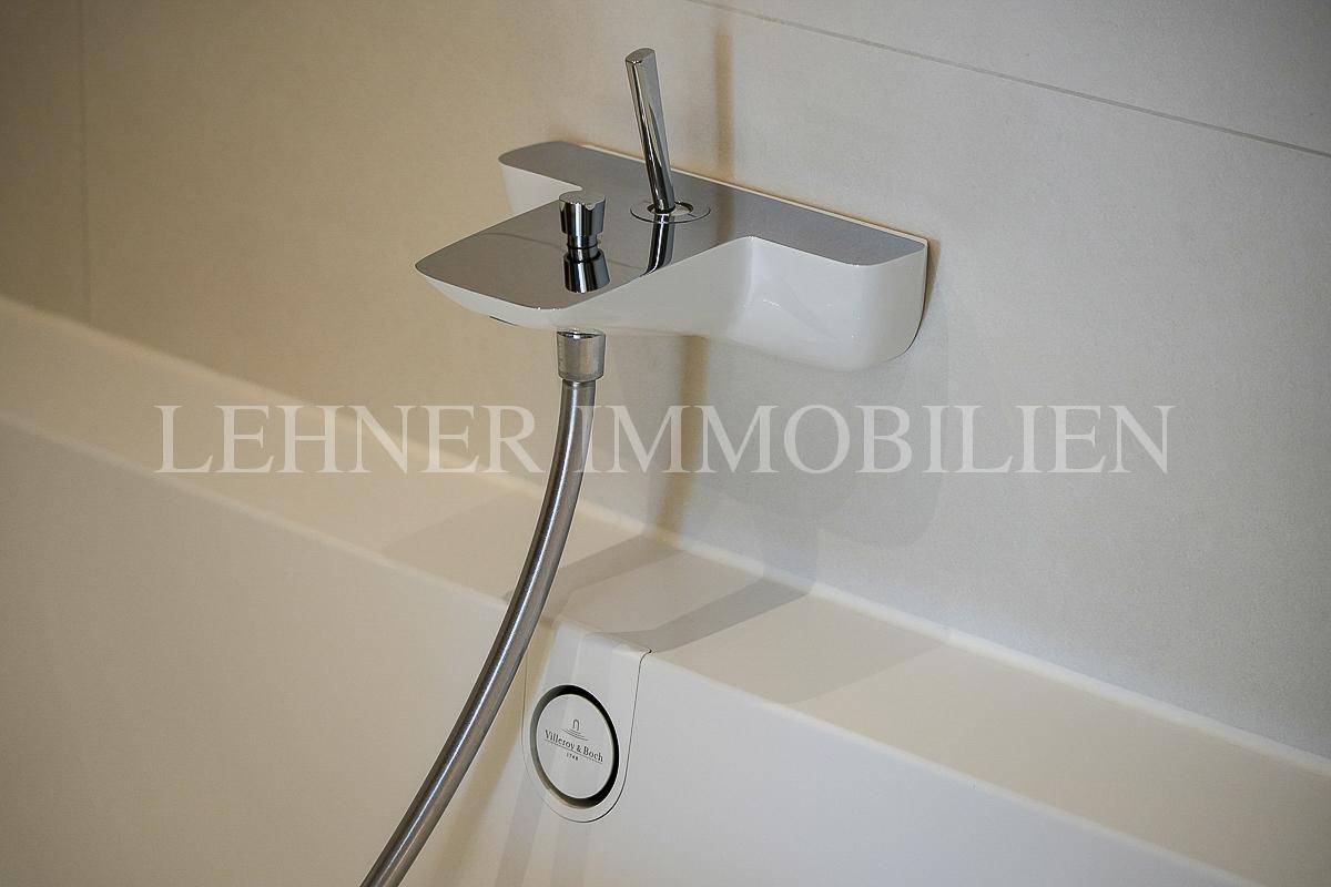Moderne Armatur und Handbrause an der Badewanne, mit hochwertigen Villeroy & Boch Elementen.